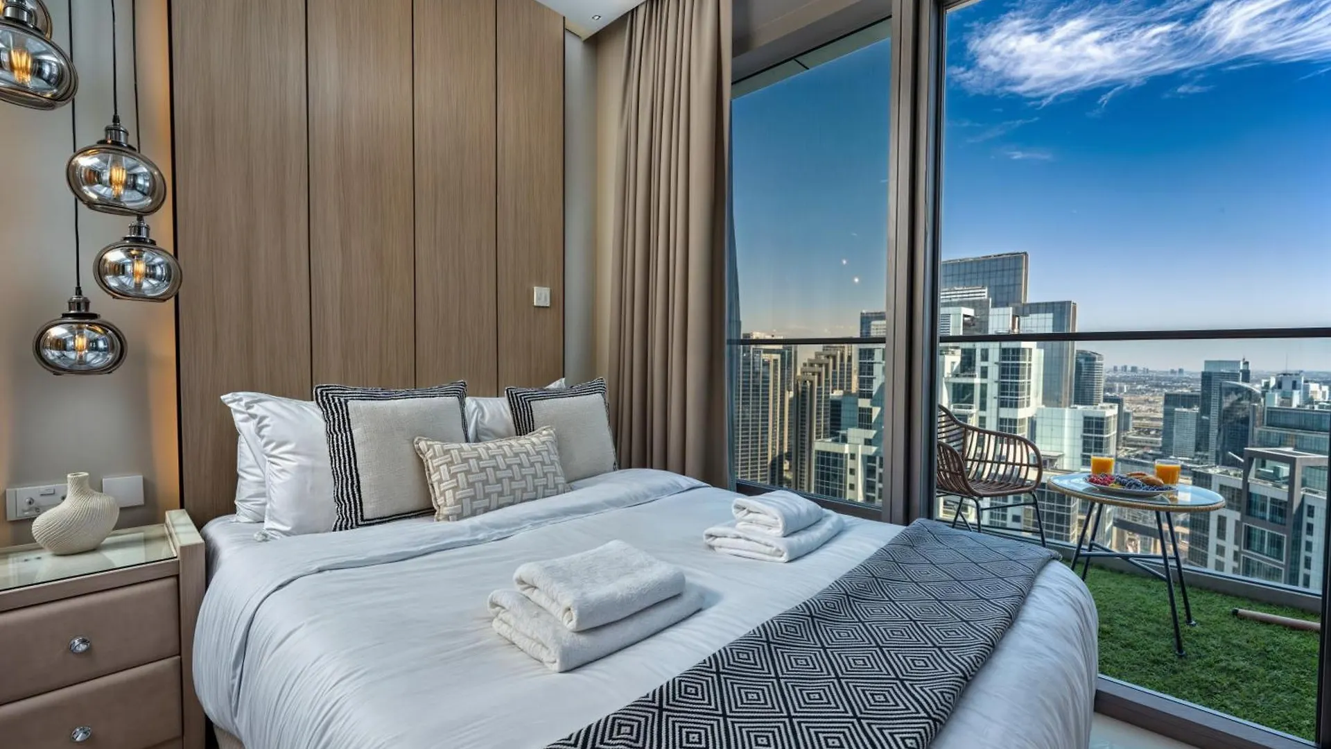 Dubai Scenic Infinity Pool With Burj Khalifa Views Apartment United Arab Emirates