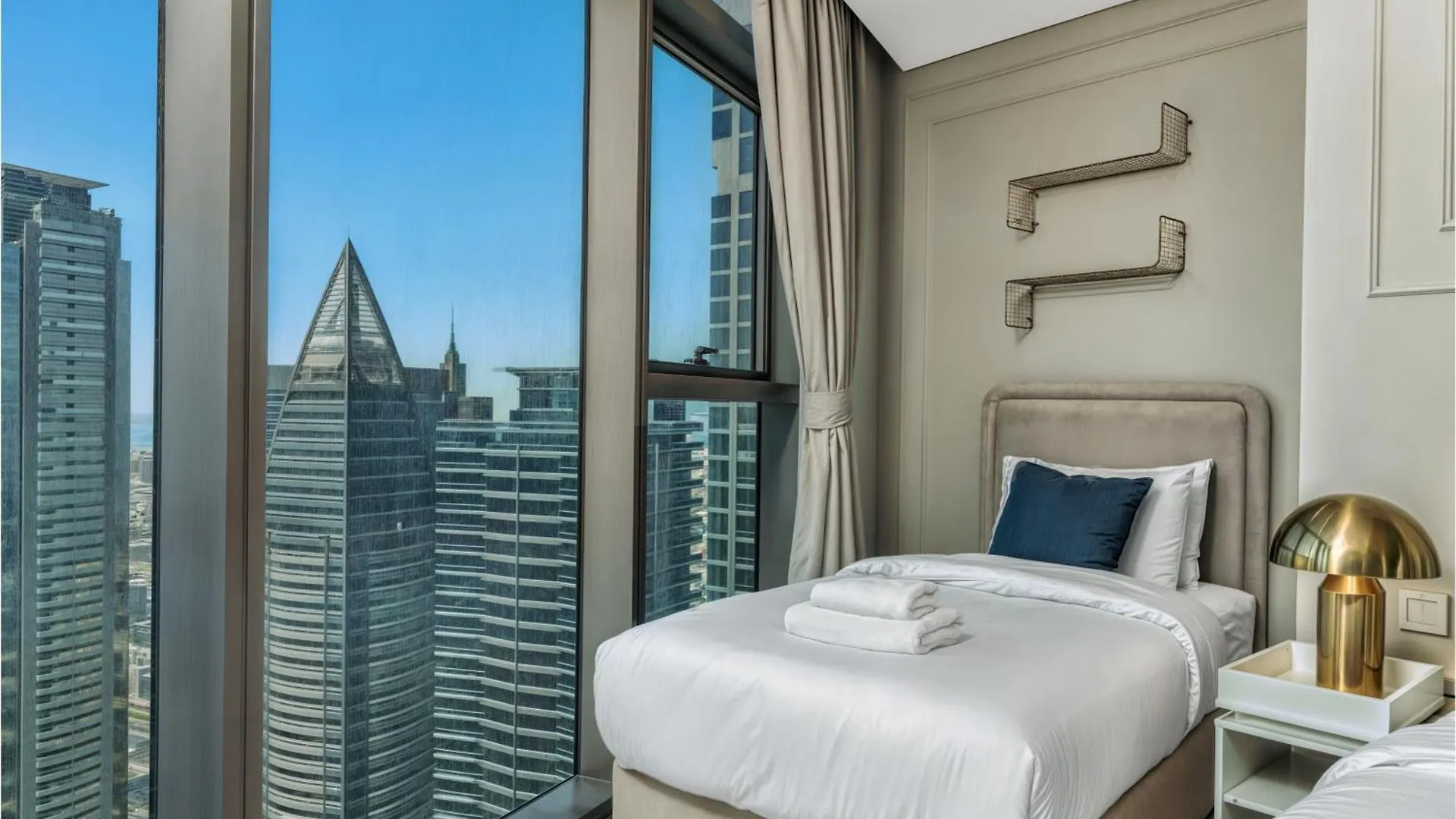 Dubai Scenic Infinity Pool With Burj Khalifa Views Apartment
