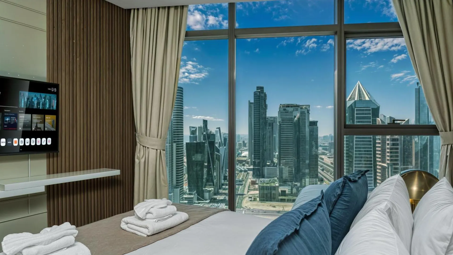 Dubai Scenic Infinity Pool With Burj Khalifa Views Apartment