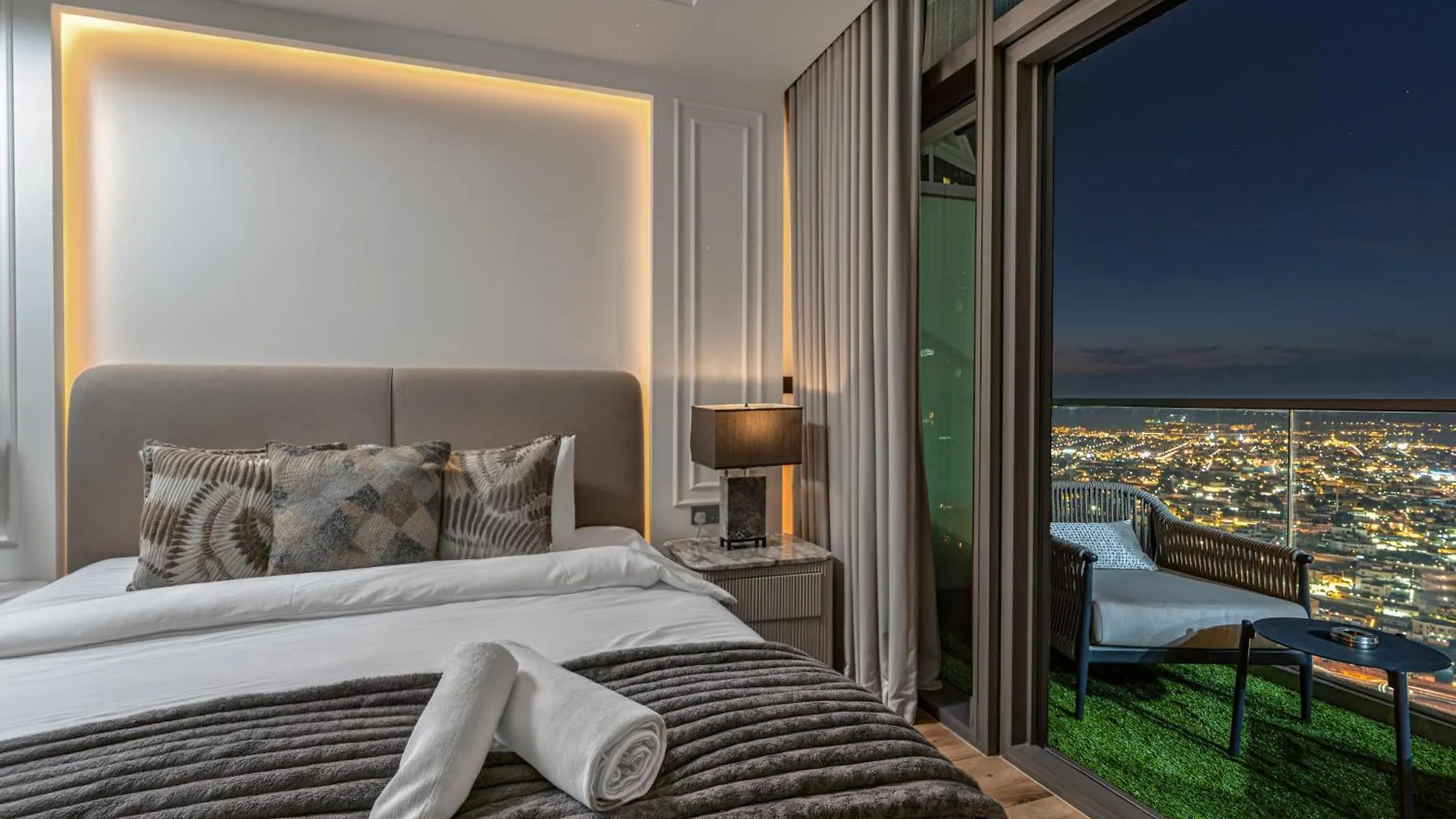Dubai Scenic Infinity Pool With Burj Khalifa Views Apartment United Arab Emirates