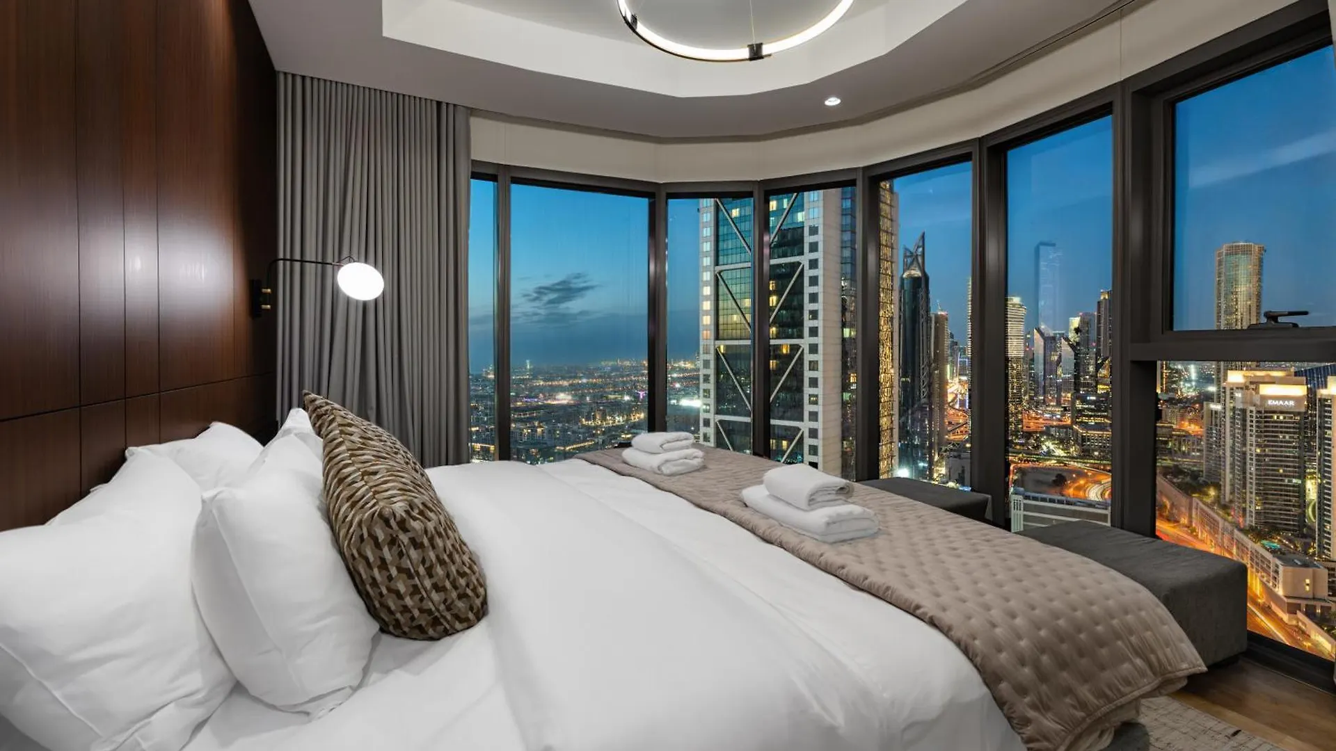 Dubai Scenic Infinity Pool With Burj Khalifa Views Apartment