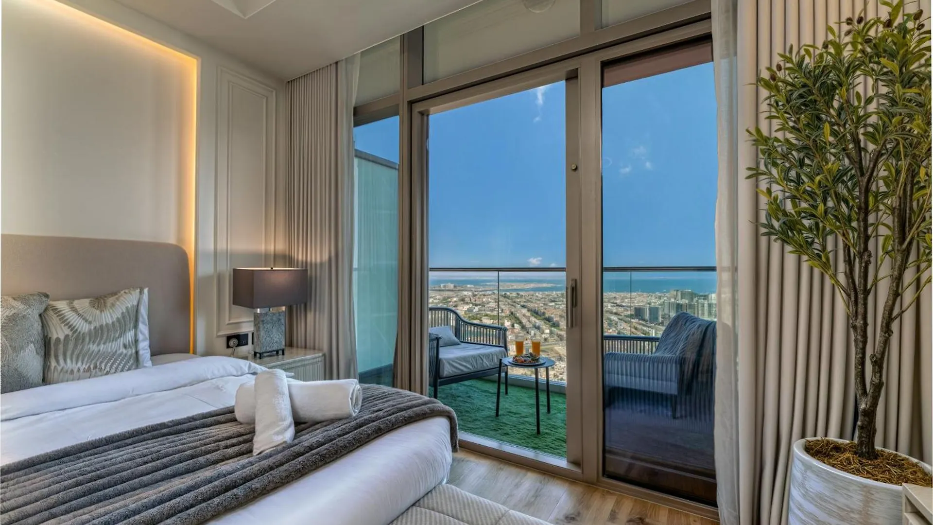 Dubai Scenic Infinity Pool With Burj Khalifa Views Apartment